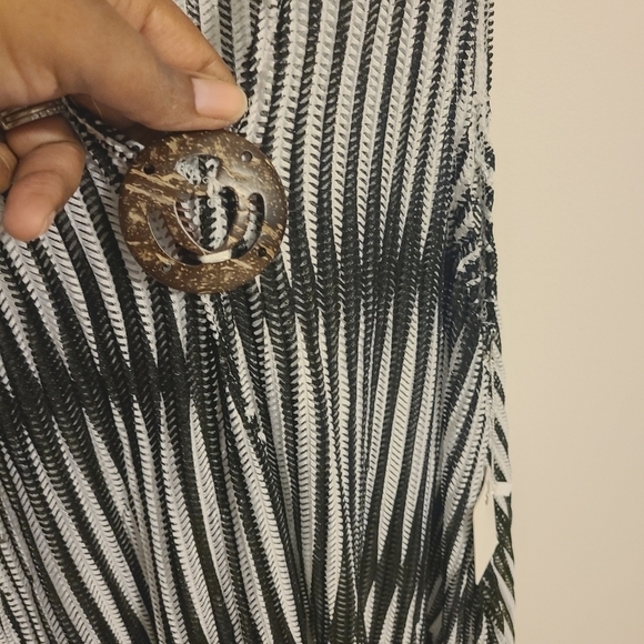 Surf Style | Black and White Contrast Stripe Swimsuit Cover-up Dress (Size XL) - Picture 8 of 16